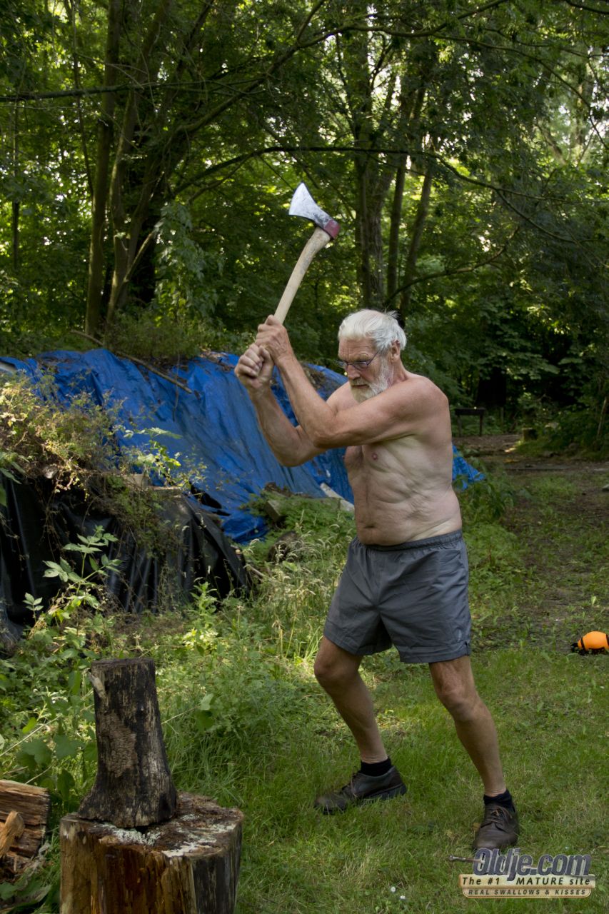 رجل عجوز محظوظ يمارس الجنس الثلاثي في الهواء الطلق مع الفتيات المراهقات أليس ونيلا إلموند