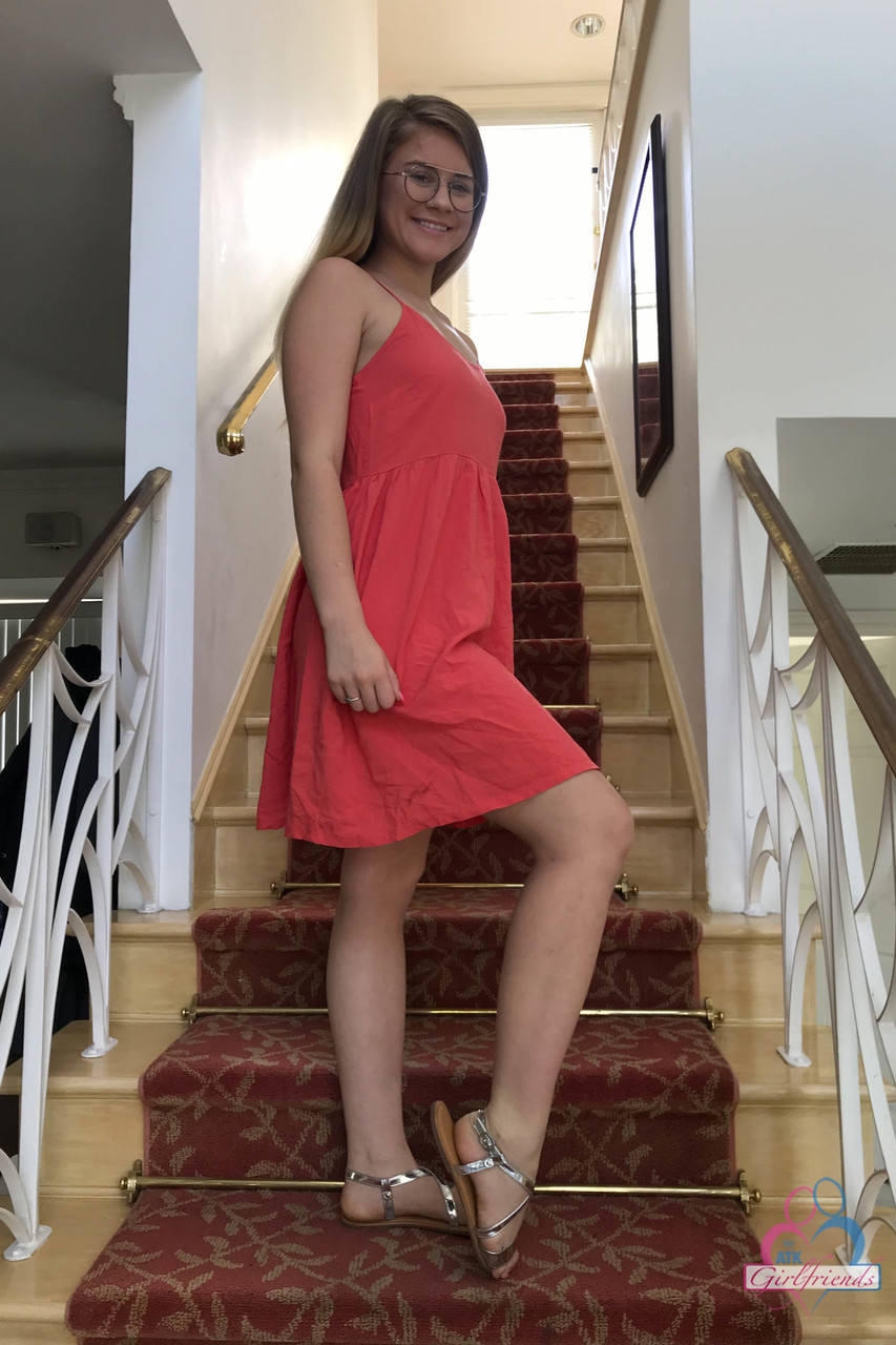 सेक्सी बेब टेलर ब्लेक अपने बड़े चूतड़ों और स्वादिष्ट योनि होंठों का प्रदर्शन करती है