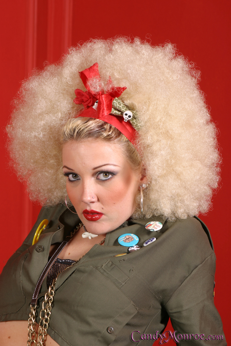 छोटे स्तनों वाली सुनहरे बालों वाली मिठाई कैंडी मुनरो नंगा होने के बाद काली हो जाती है