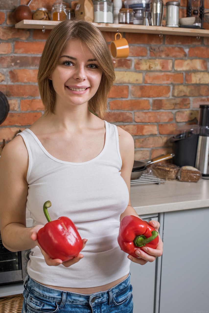 愛らしいエレナが驚くほどの尻大きなおっぱいと剃毛のおまんこを見せる
