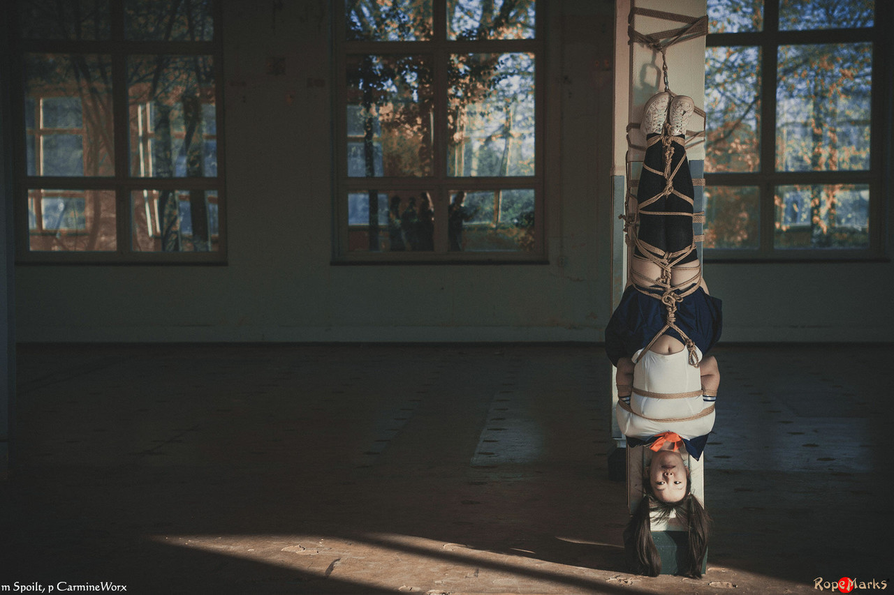 Écolière Japonaise Retournée Attachée À Un Pilier Par Carmineworx