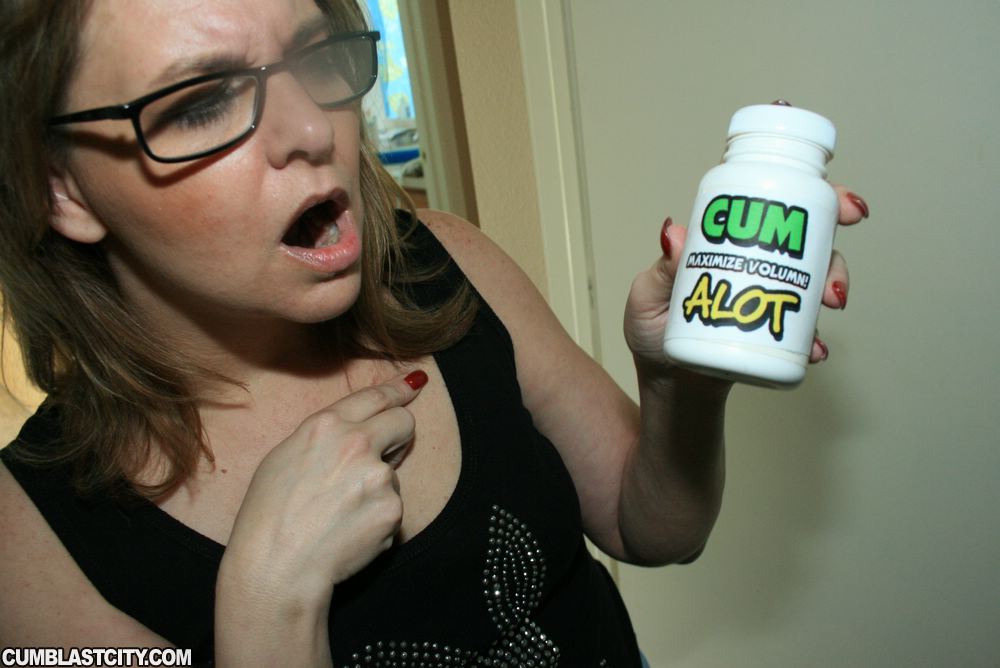 Amatrice Frankie Rae Portant Des Lunettes Donne Un Masturbation Qui Fait Jouir Le Cocks Avec La Main