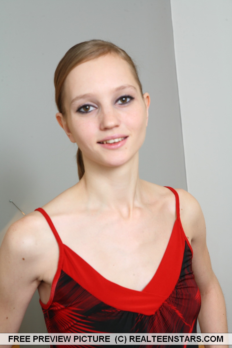 مراهقة صغيرة تفرك مهبلها الناعم بعد خلع ملابسها على السرير