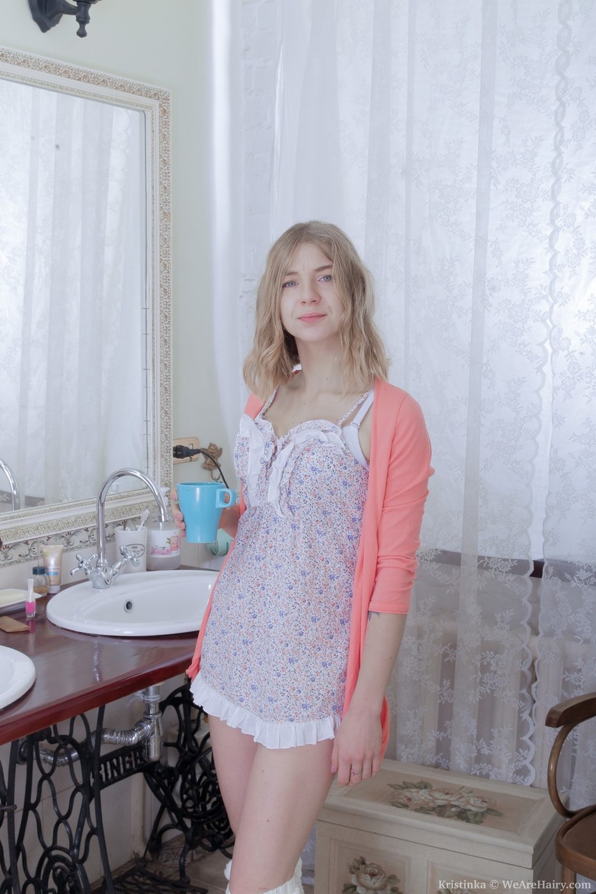 Junges Mädchen Debütiert Im Nacktmodellieren, Präsentiert Ihre Natürliche Muschi