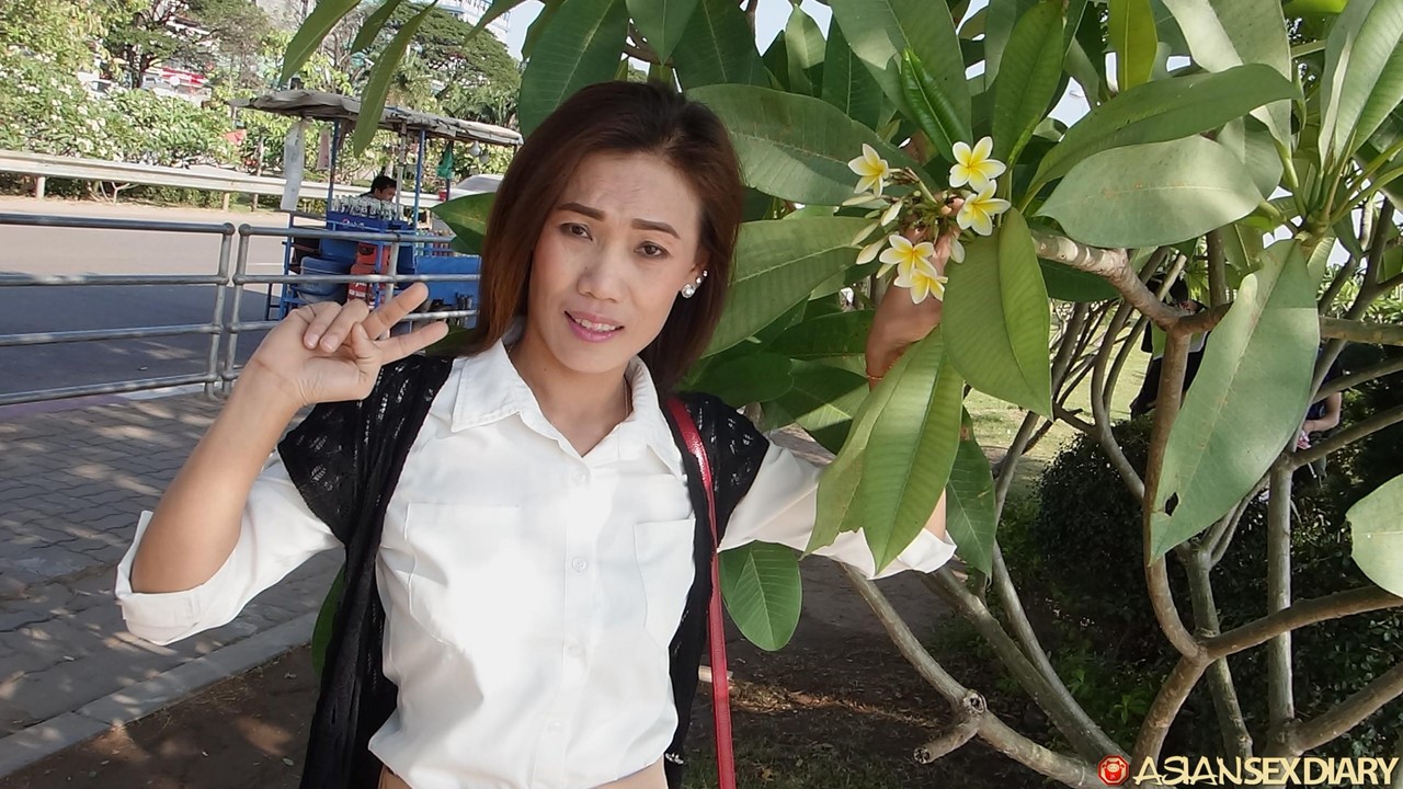 アジア人美熟女ミャウがスカートをめくって素人主観チンアクション