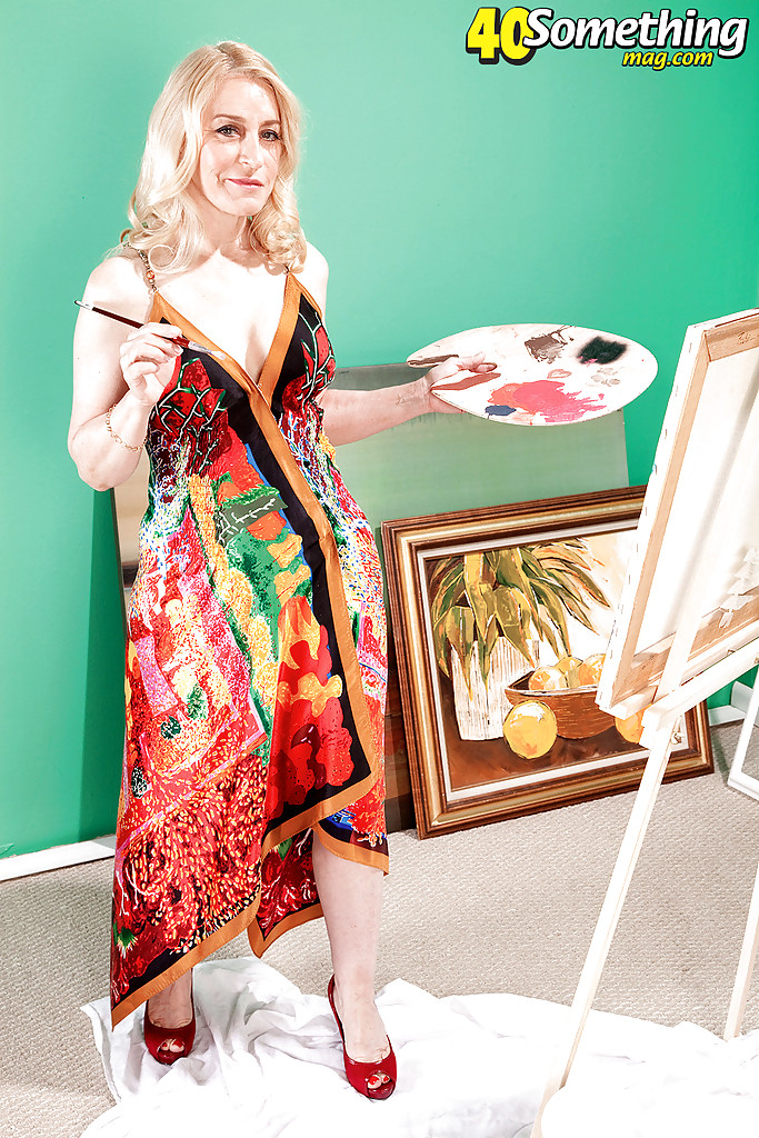 Robin Pachino Madura Com Seios Grandes Põe Nua De Salto Alto