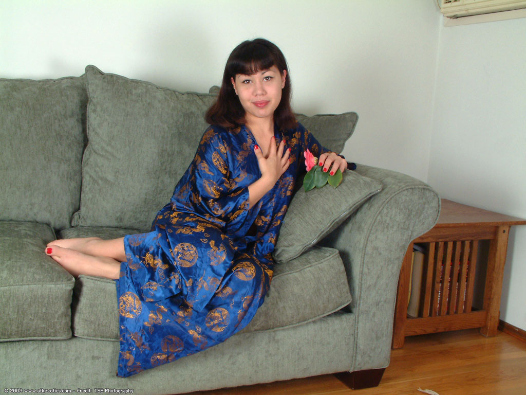 Asian Amateur Mellissa Shows Trimmed Pussy After Panty Removal