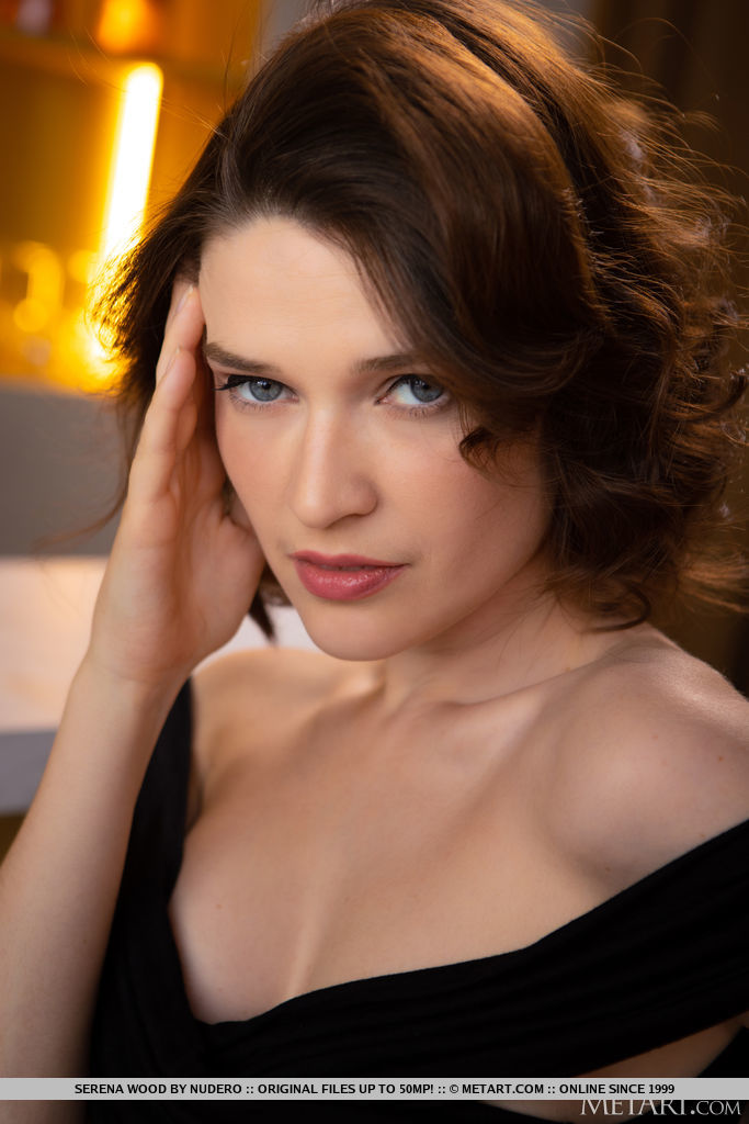 セレナ・ウッドが裸でポーズ 若い女の子が裸になる