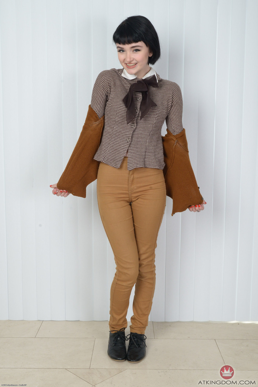 Pequeña Adolescente De Cabello Negro Matilda Bow Muestra Sus Axilas Peludas Y Coño