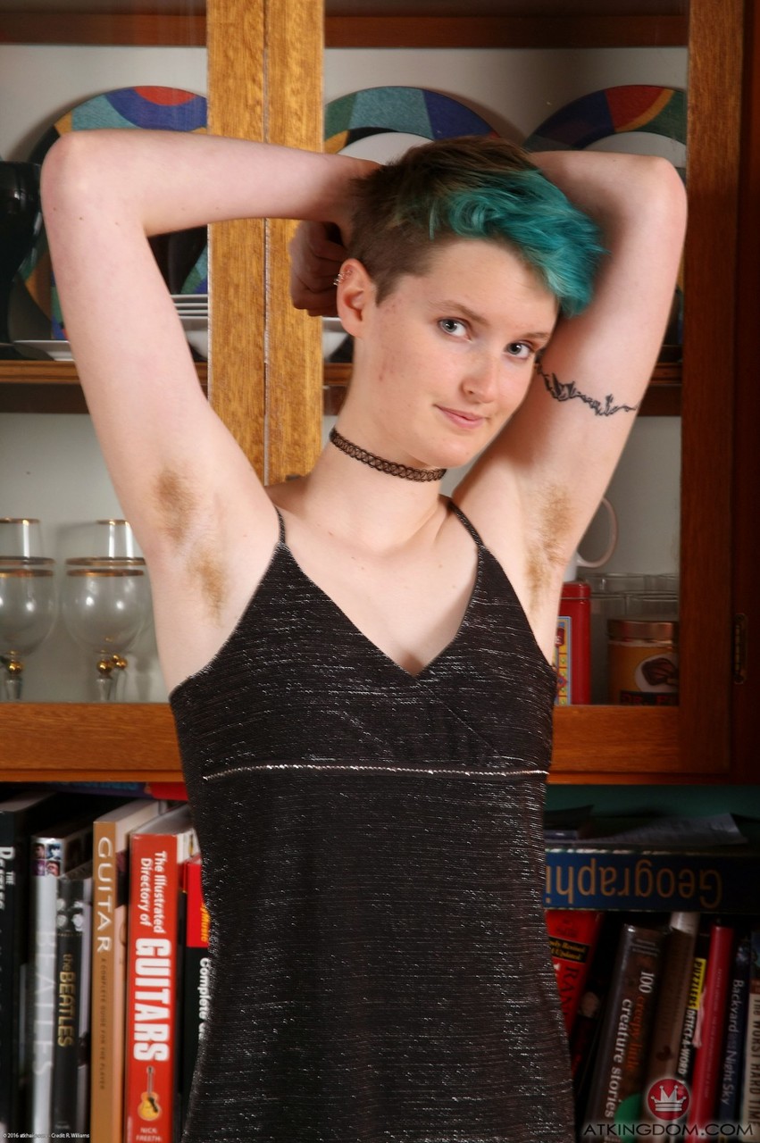 高个子女孩 Cyan 脱掉衣服和内衣展示毛茸茸的腋窝和阴道