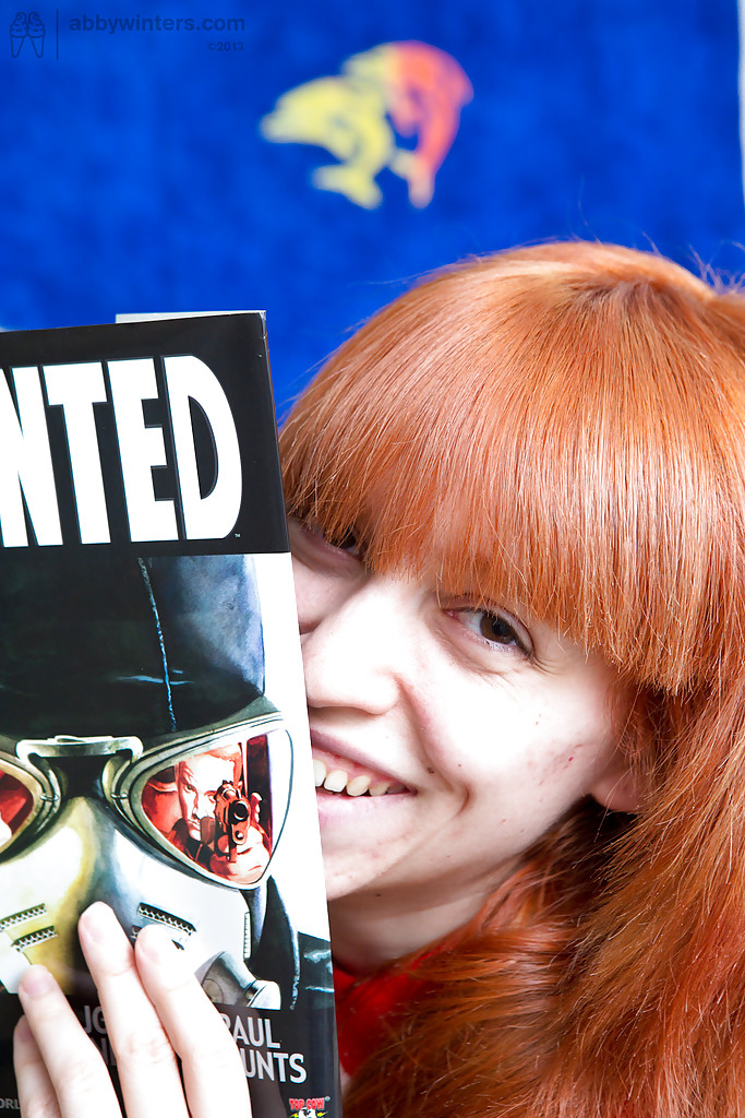 Volle Natürliche Gamer Girl Nora D Breitet Ihre Von Haaren Bedeckten Schamlippen Aus