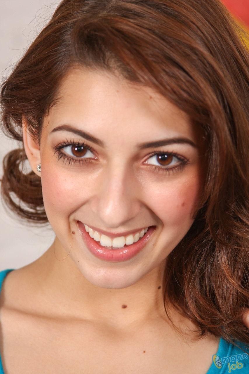 赤毛の女が靴下と靴だけになりチンポをシゴく