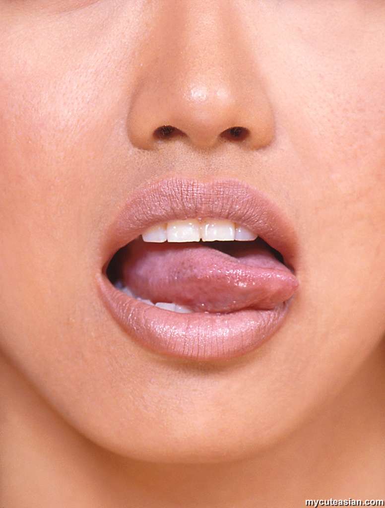 小さなアジアの女の子は唇を舐めて、トリミングされたピンクのマンコを表示します