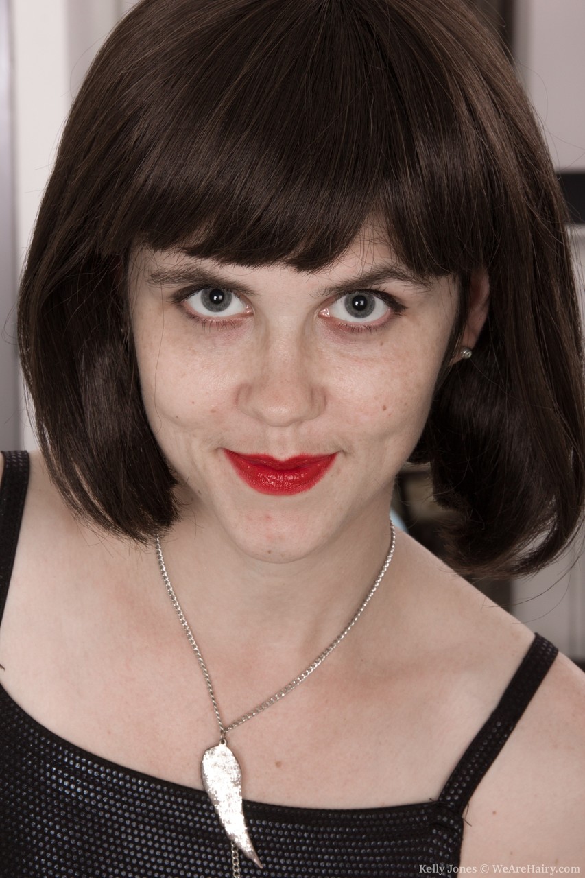 業餘的凯利琼斯用毛茸茸的腋窝和陰部在地板上挑逗