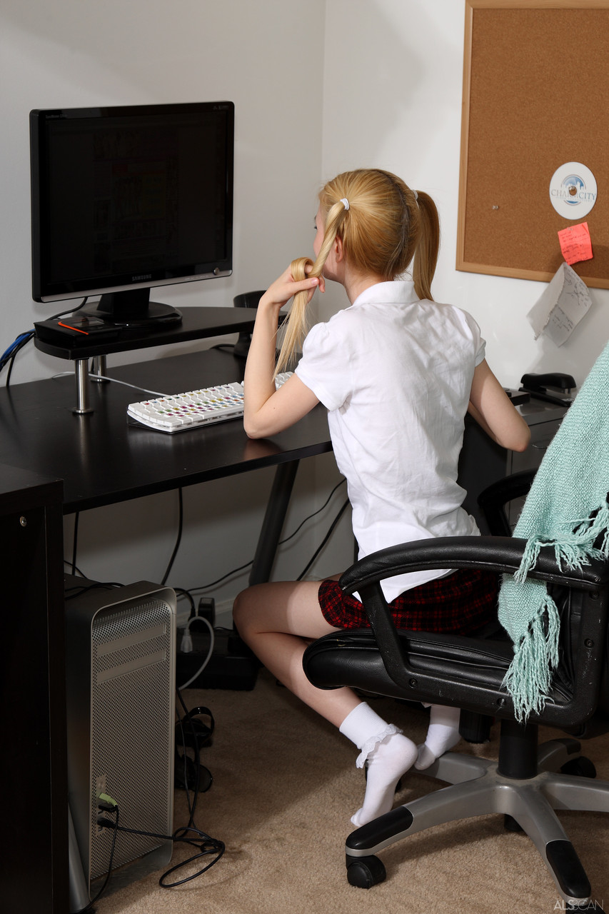 فتاة رقيقة مراهقة كينيدي تستخدم dildo وتمد فخذها الضيق على كرسي