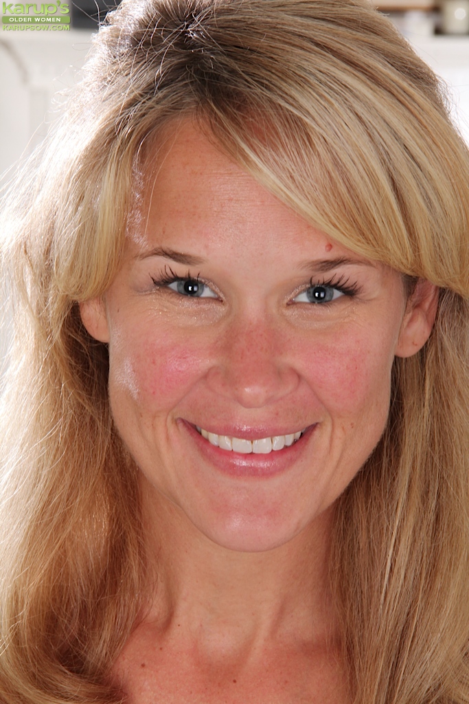 मिल्फ़ रंडी कैथरीन जैक्सन अपने लटकते बूब्स दिखाती है