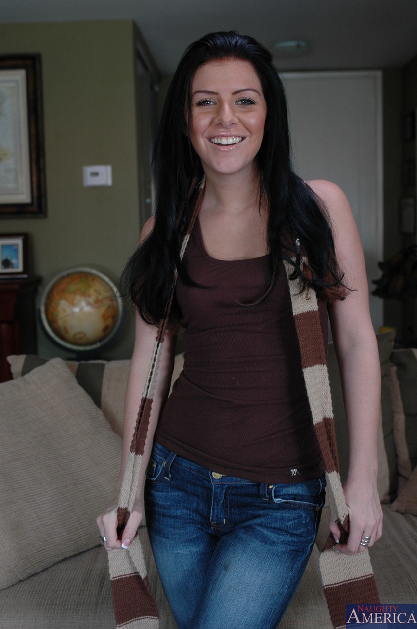 烏髪の美熟女Taryn Thomasが巨大な尻を披露し、硬いペニスにまたがる