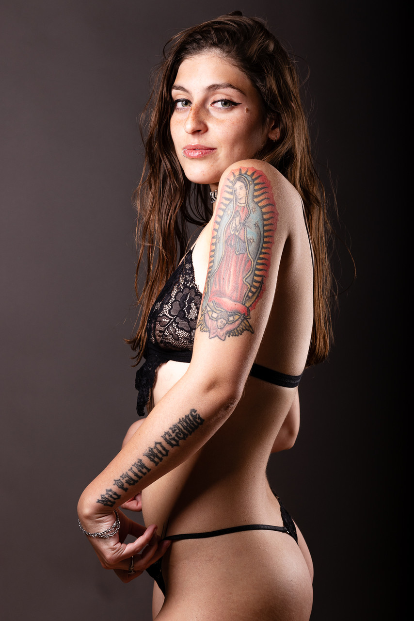 タトゥーの入ったブルネットモデル・ペケ・サンチェスが驚くべきバブルバットを見せつける