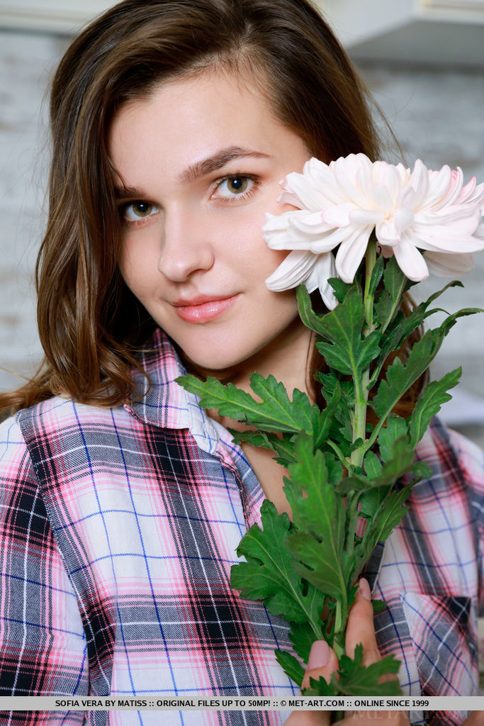 Sofia Vera, La Fille D'à Côté, Dévoile Sa Beauté Nue Dans La Cuisine