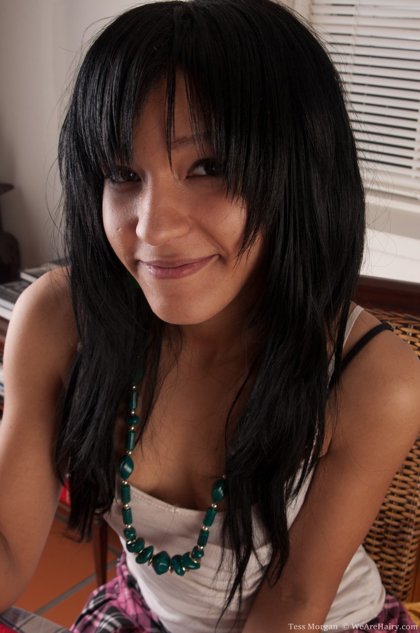 异国情调的深色头发泰斯摩根用手指她的美味毛茸茸的阴道