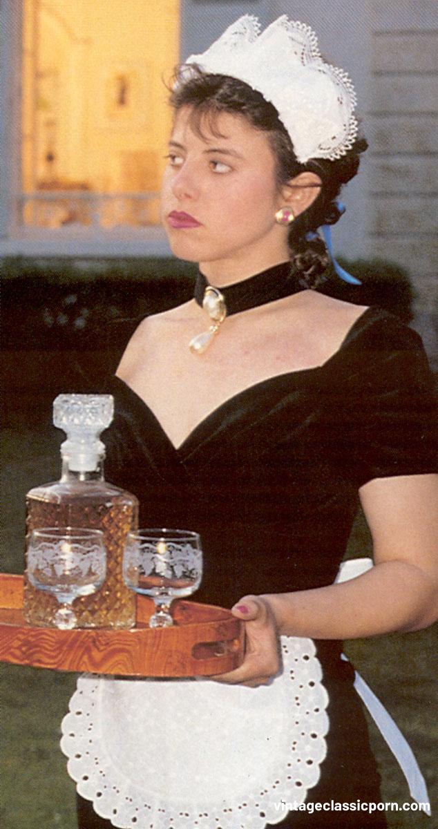 سيدة جنسية وخادمة فيابن طاقم التموين يشاركون قضيبه ويعرضون قضيبهن