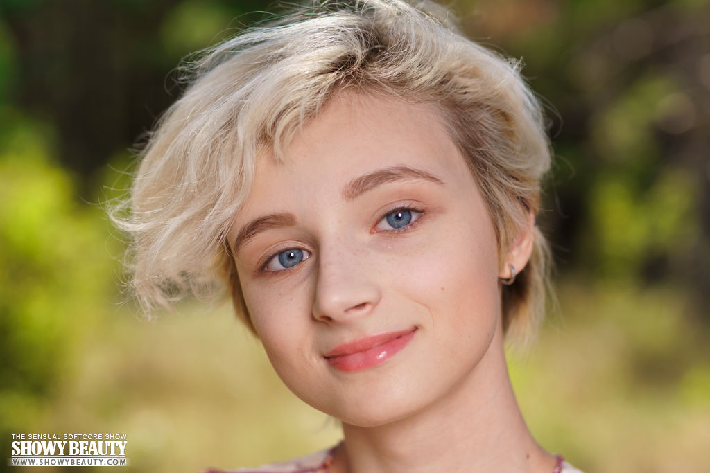 金髪ショートの少女が林間で肉厚な膣唇を広げる