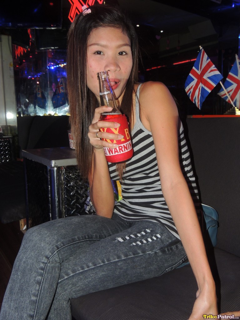 Delgada Asiática Dulzura Ella Muestra Sus Naturales Y Da Una Mamada En Un Hotel