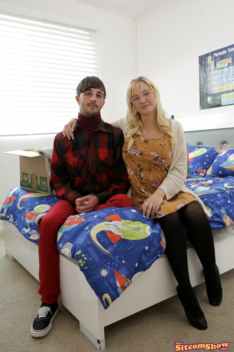 バストの豊かなブロンドのペイジリー・ポーターがXxxシットコムのリエナクトメント後にクリームパイを受ける