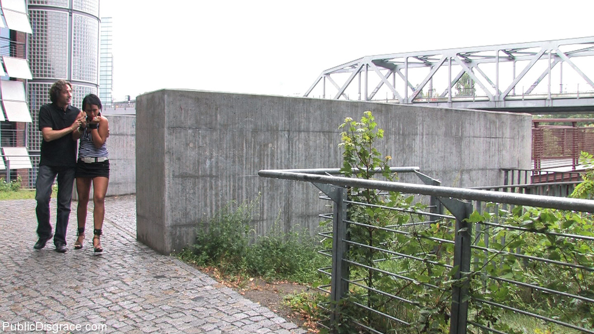 الإذلال العام مع كارمن بلو في صور XXX