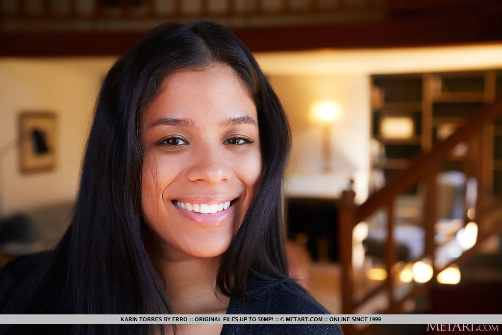 Das Lateinamerikanische Teenager-Mädchen Karin Torres Enthüllt Eine Süße Muschi, Während Sie Sich Auf Dem Tisch Entkleidet