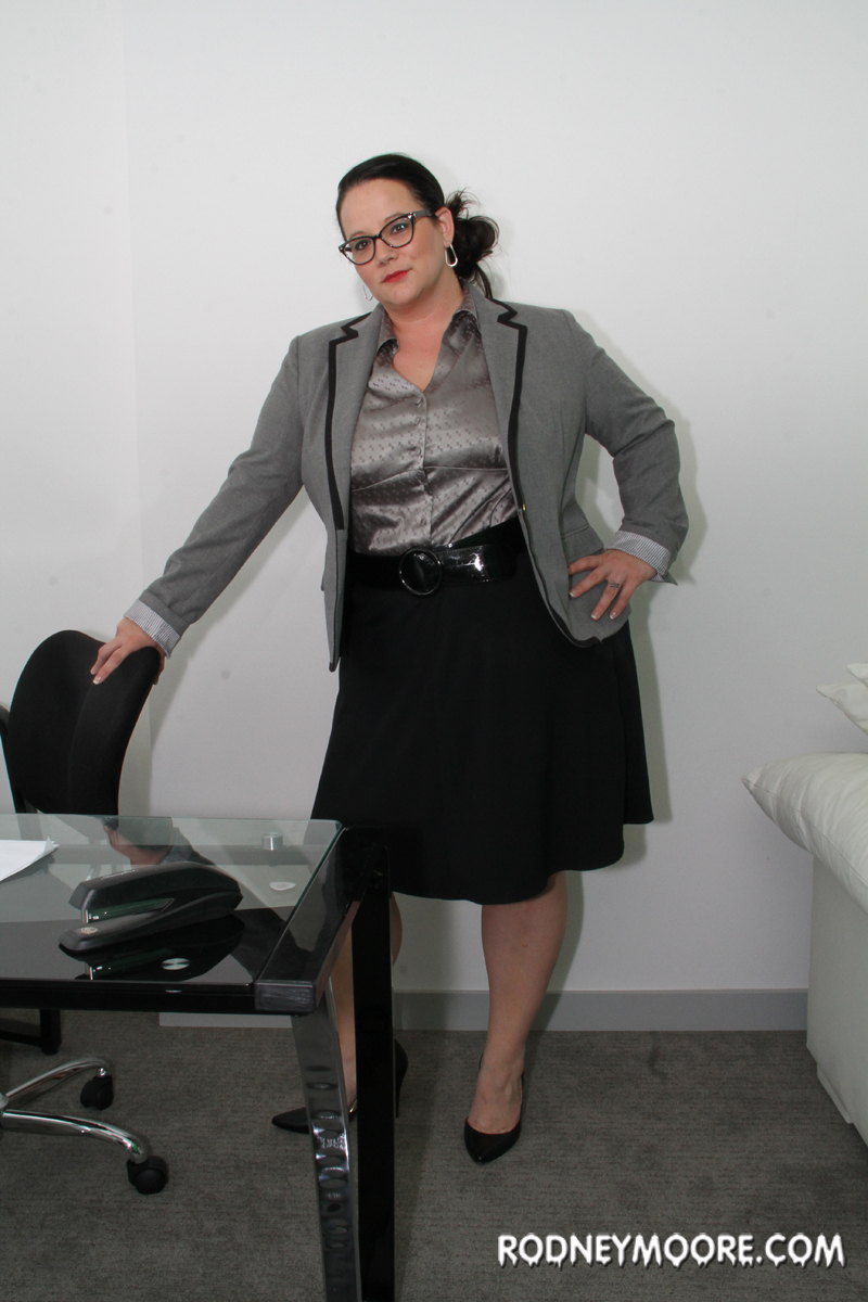 ぽっちゃり秘書ジェシカ・ラストがパンツまで脱いで彼女の曲線で挑発する