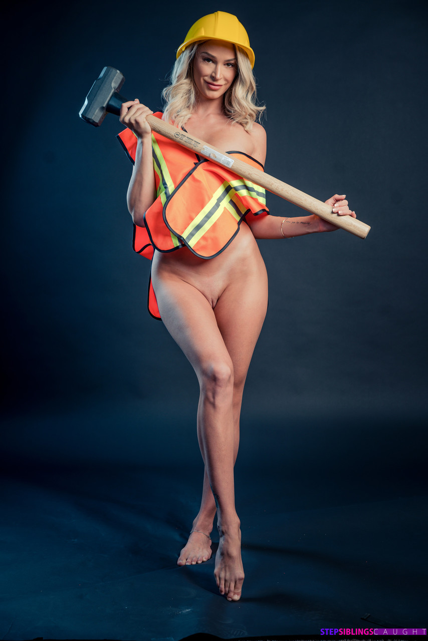 美しい金髪のミルフメガネのエマヒックスが深く彼女の膣を埋め尽くされる