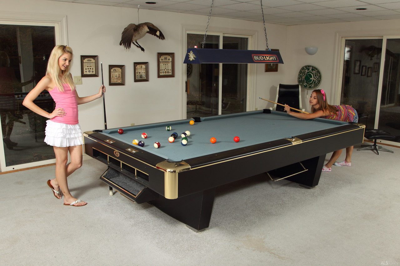 金发女同性恋 Franziska Facella 和她娇小的女友用台球杆做爱