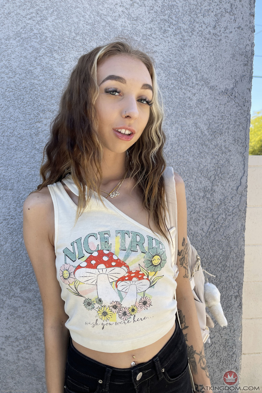 Namorada Magra Breezy Bri Mostra Peitos Pequenos E Abre Buceta Depilada