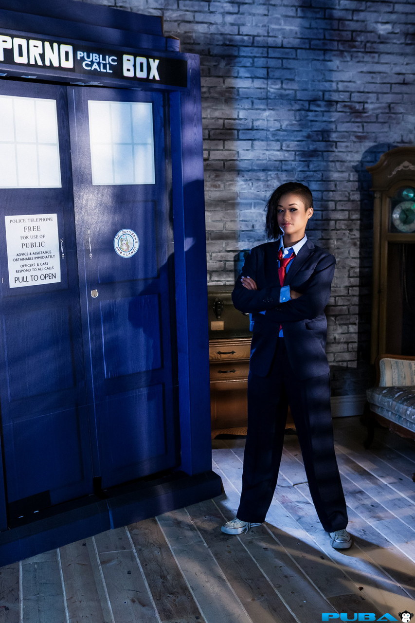 Skin Diamond, Nena Ébano Se Quita La Ropa Masculina Para Posar Desnuda