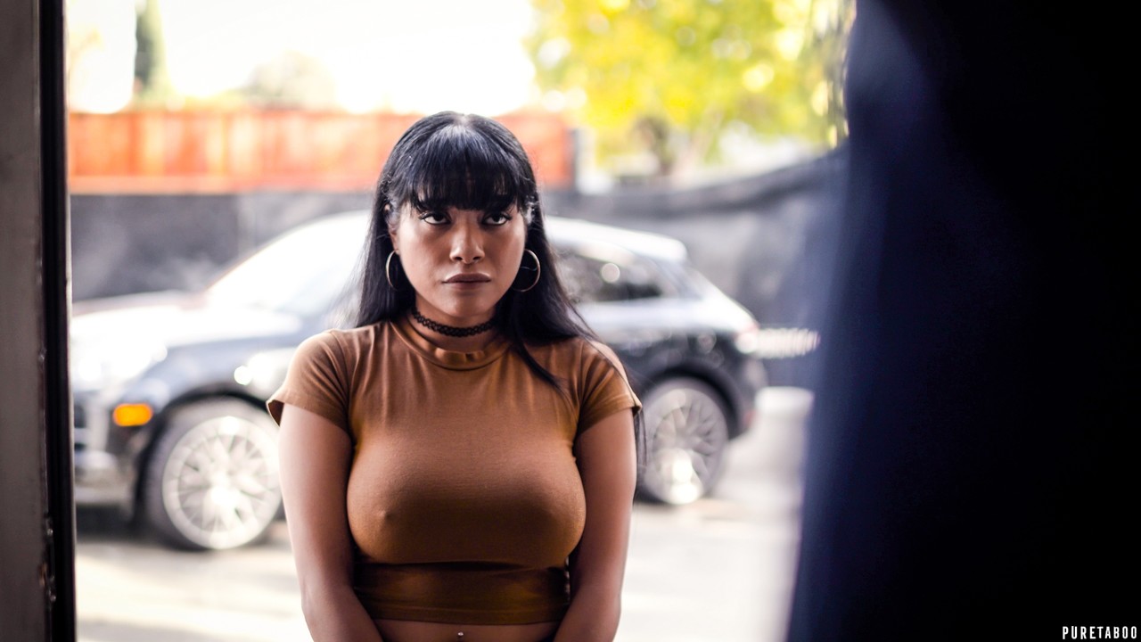 黒髪のメイドアリアナ・アマティスタがキッチンセックス後に口内射精を受ける