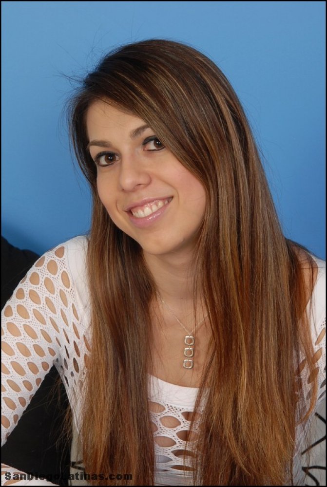 拉丁新手脱衣时露出大胸