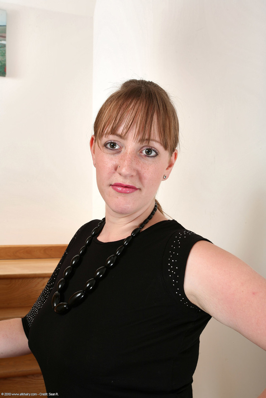 アマチュア十代のイエレナが階段で巨乳、巨尻、茂んだマンコを見せつける