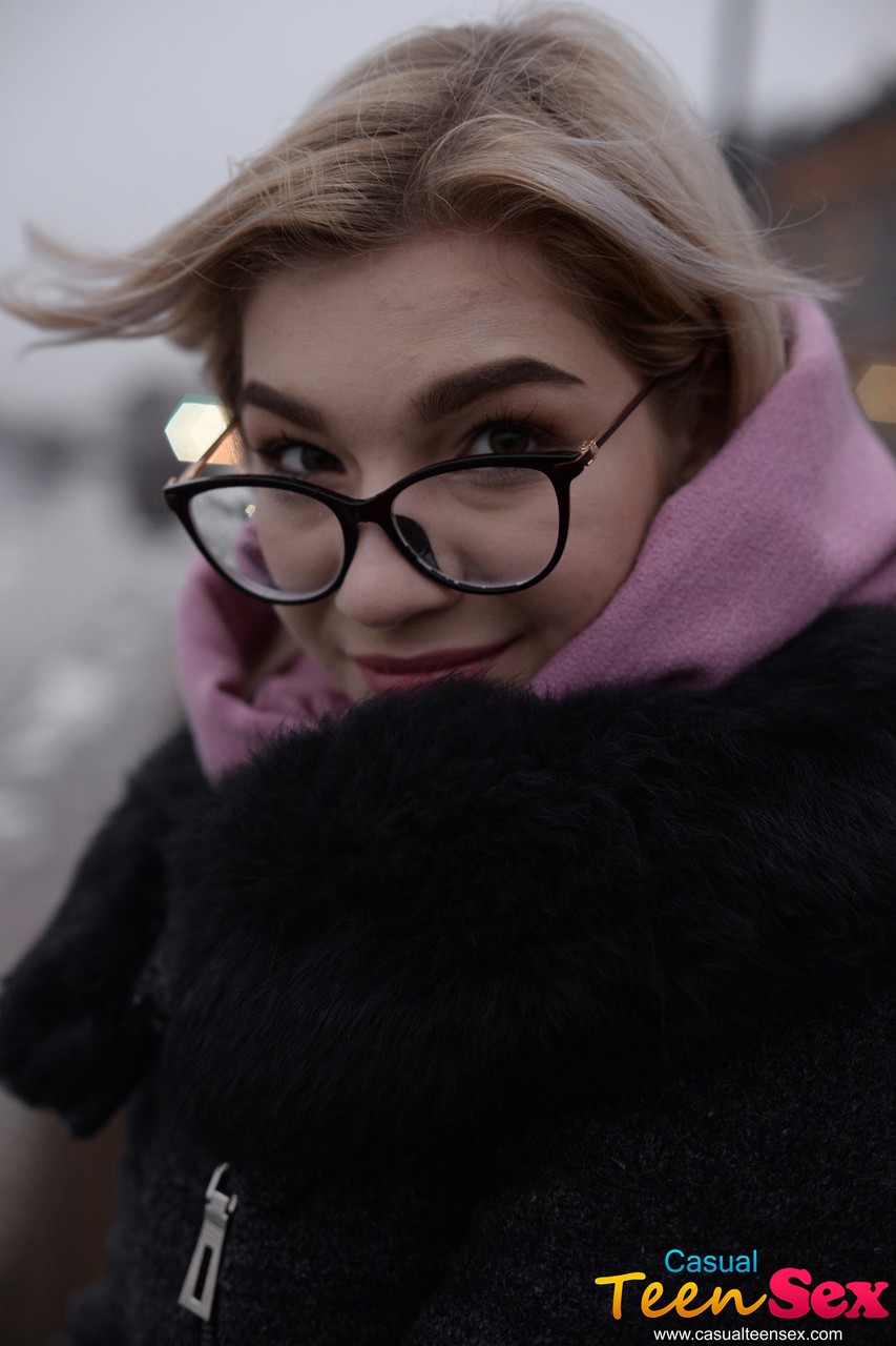 الصديقة الهواية ذات النظارات آنا كروي تحس صدرها بينما تركب قضيبًا