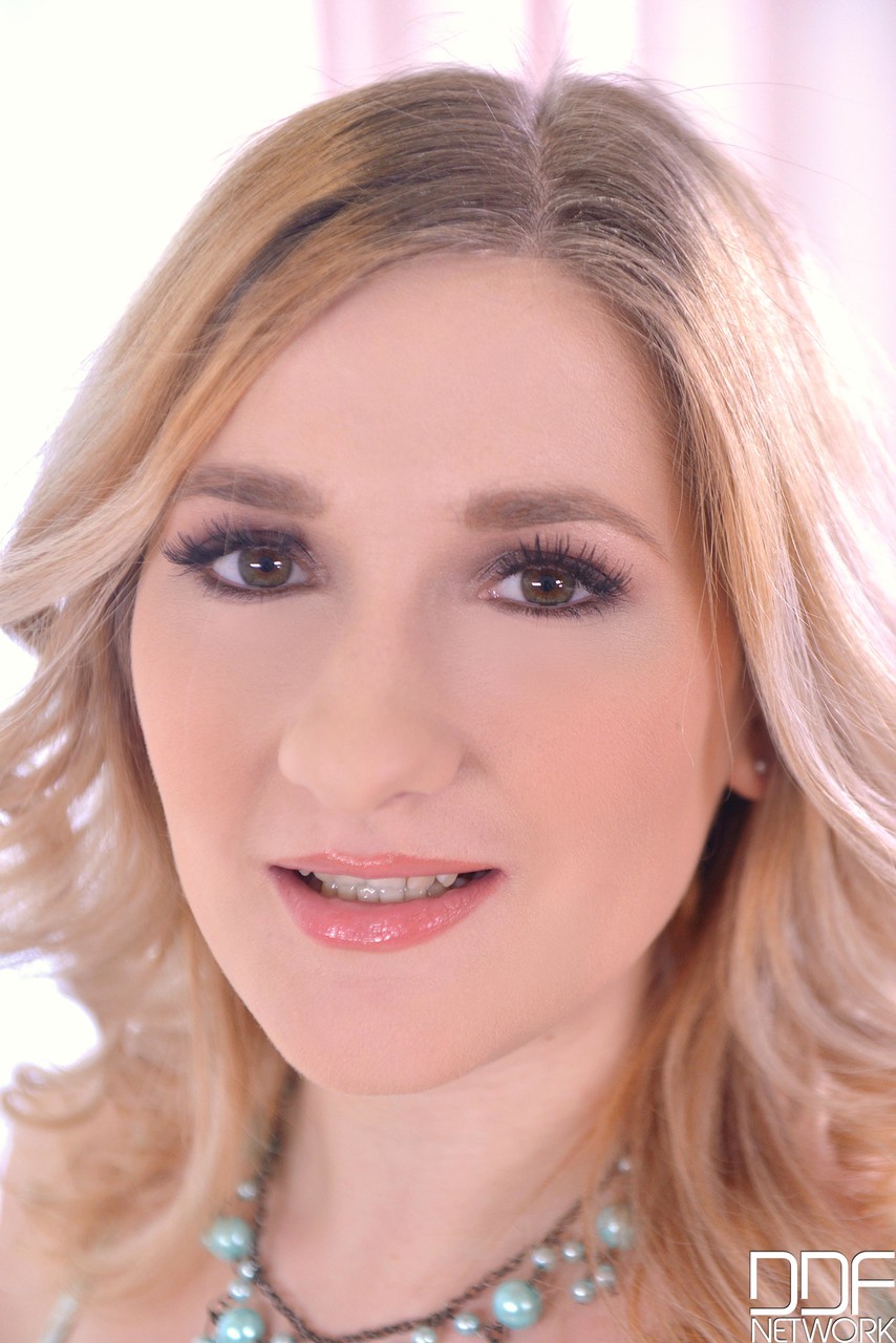 सुनहरे बालों वाली बेब ऑडी बड़े बूब्स दिखाती है और रसदार चूत को खिलौने से खेलती है