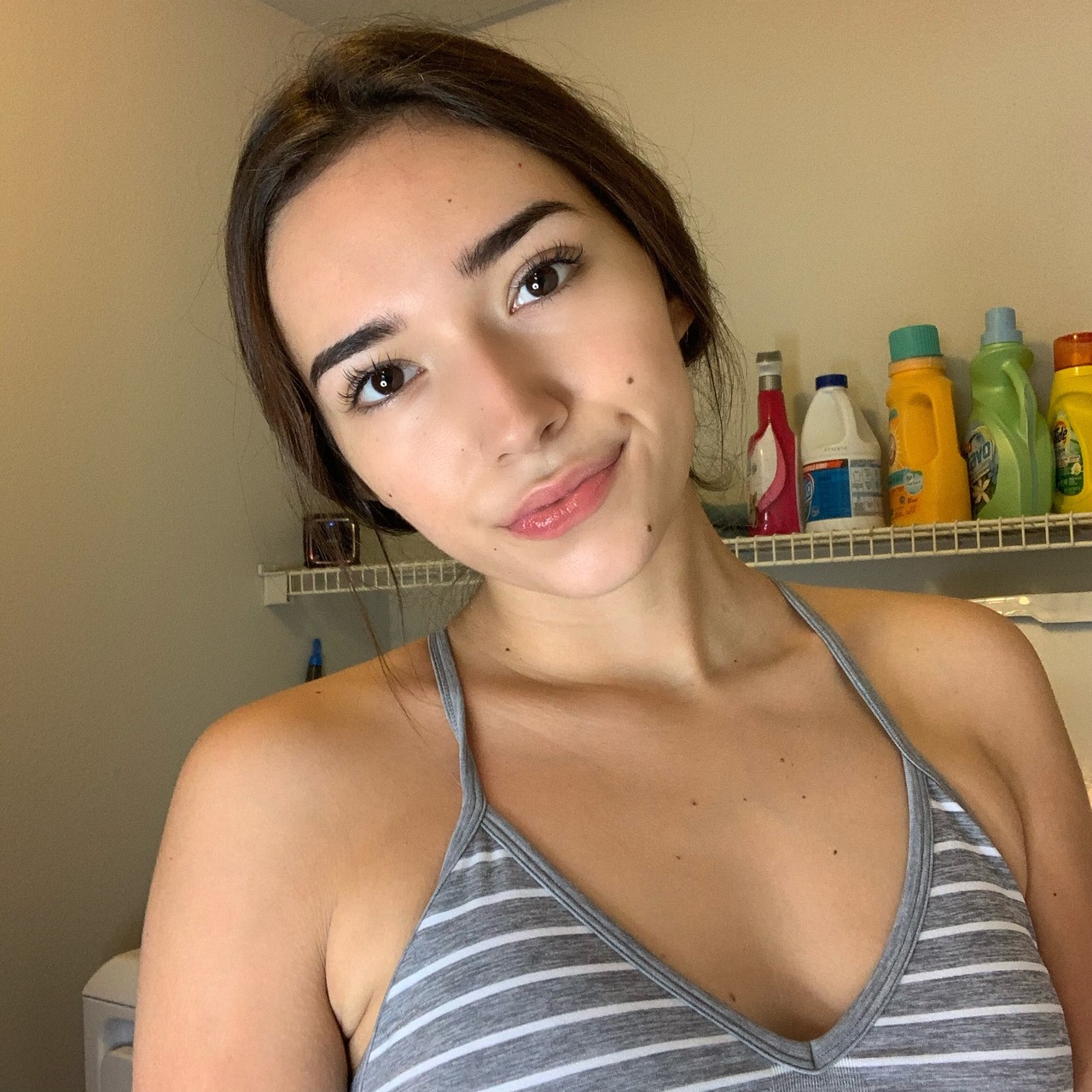 Atraente Ninfeta Amadora Samly Puff Posando De Top E Calcinha Na Cozinha