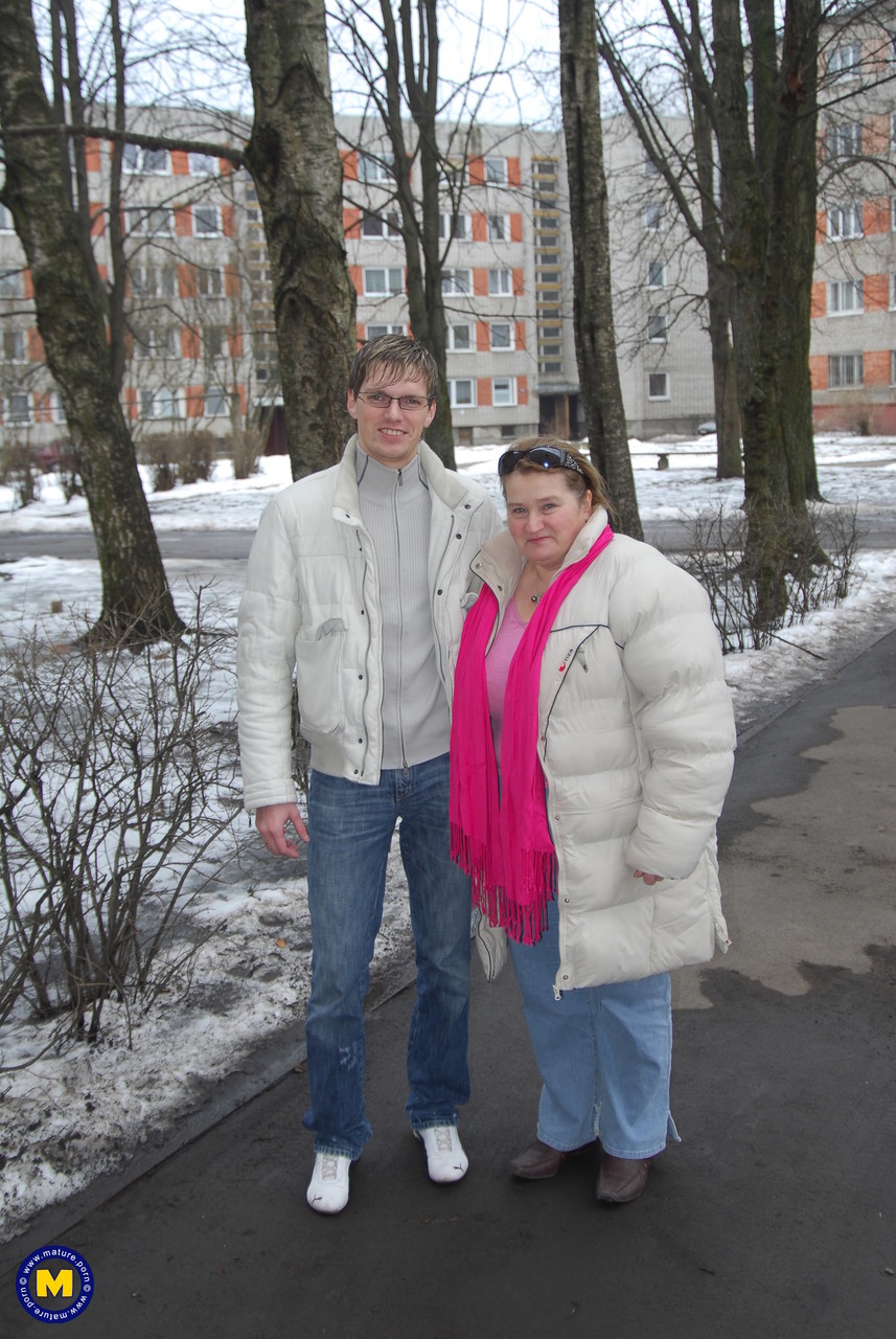 شاب نحيف عظام امرأة ناضجة BBW أميليا مع صدر كبير طبيعي