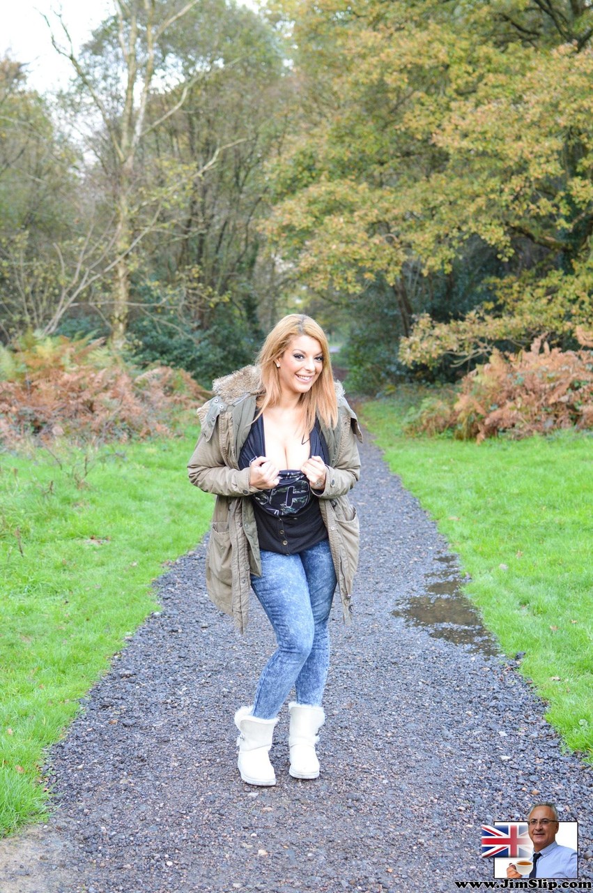 Загорелая Красавица Тамара Трогает Свои Большие Сиси И Пизду Перед Старым Фотографом