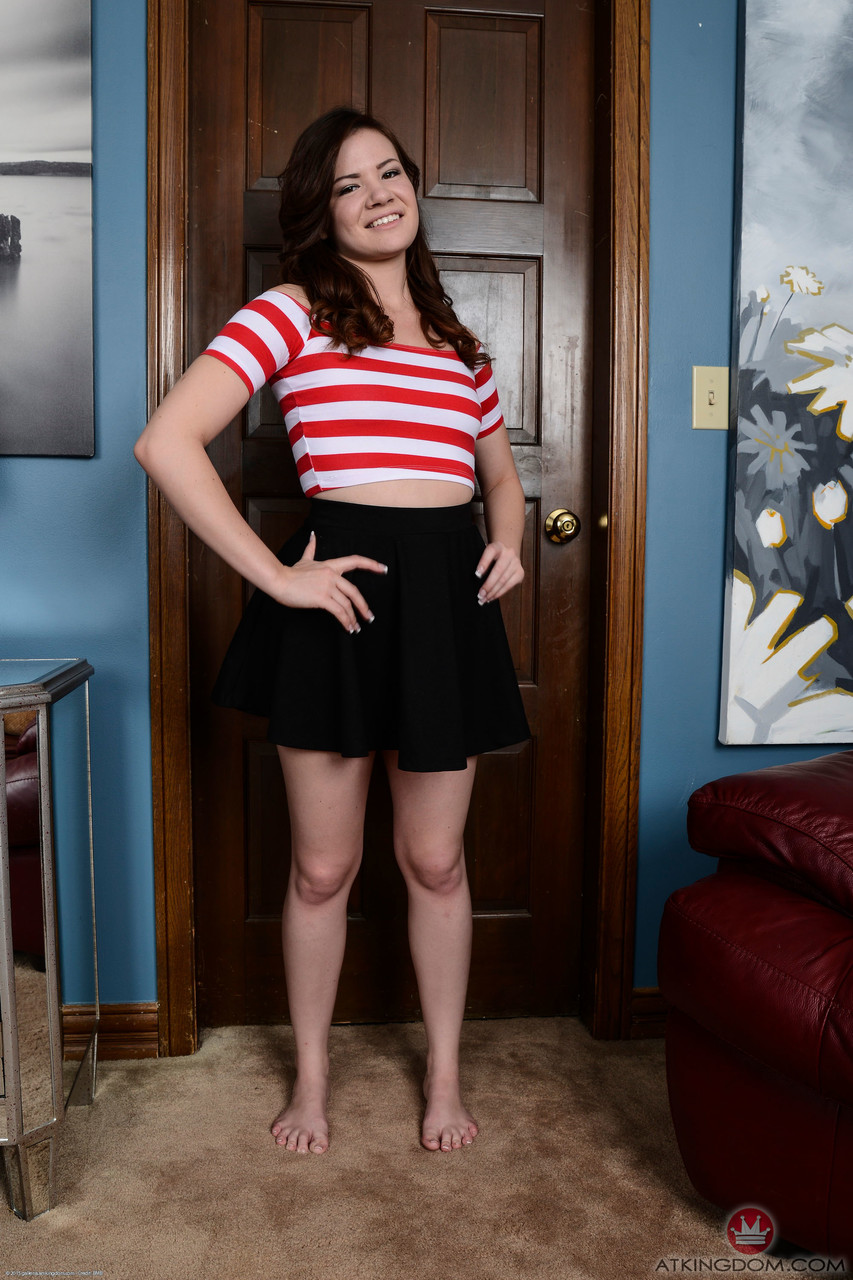 Alison Rey Zieht Sich Aus Und Breitet Ihre Leckere Teenmuschi Aus Der Nähe