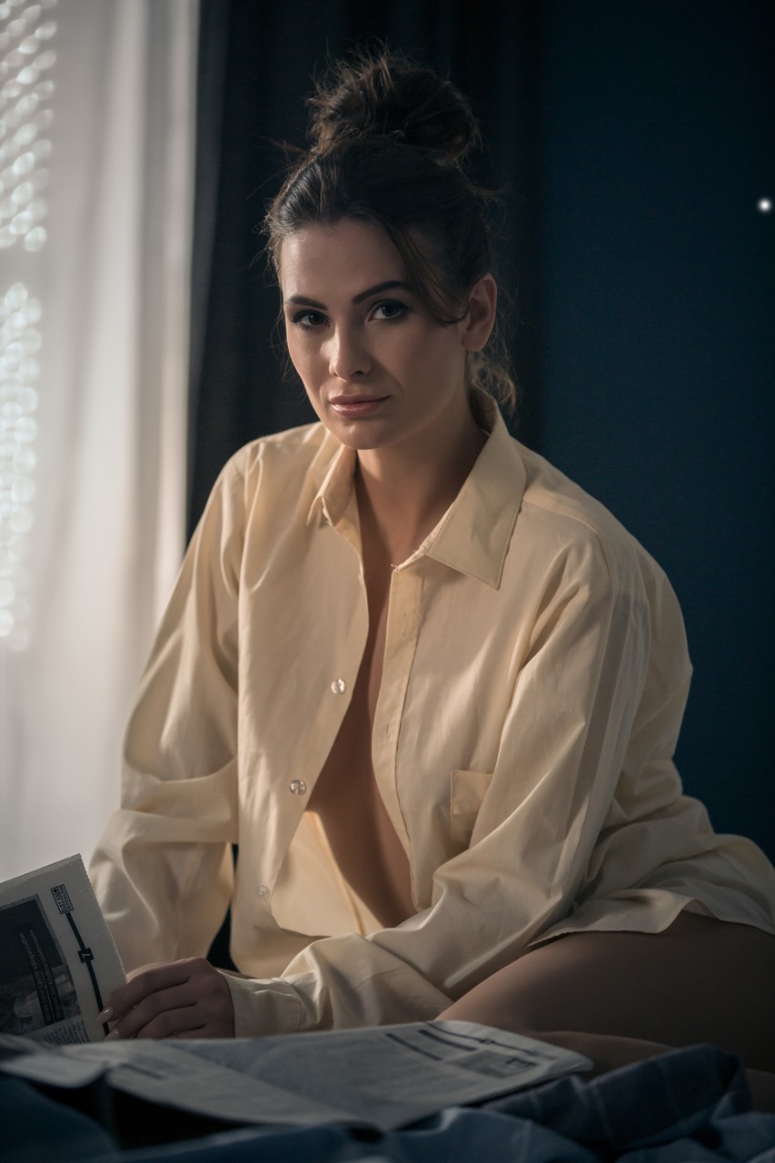 Glamourous Poupée Cosmo Se Déshabille Tout En Buvant Le Café Du Matin