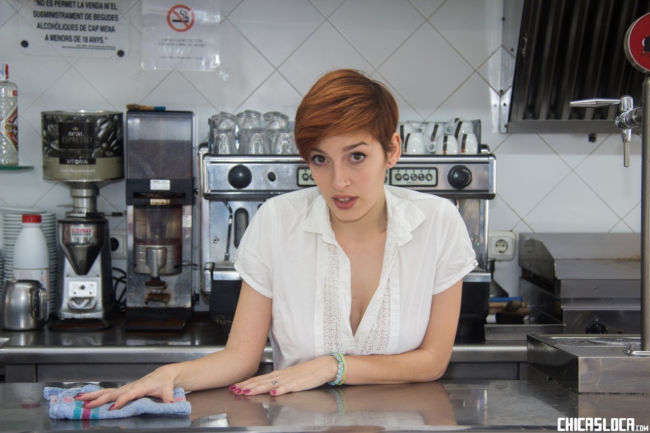 Milaya Ryzhaya Podrostok Ofitsiantka Sandy Alser Podayot Stek I Minet Bez Verkhnego