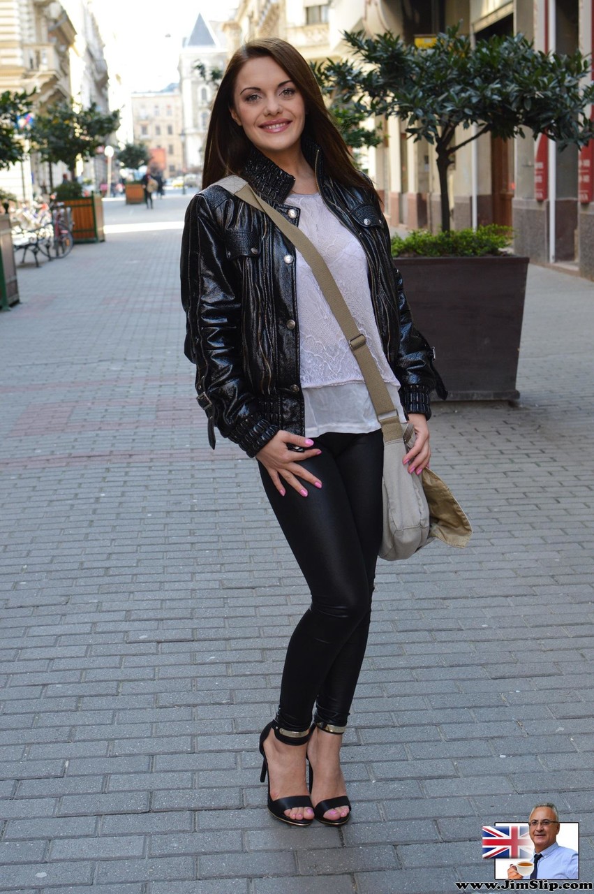 الروسية الجذابة دومينيكا فينيكس تقدم رقصة تعري ساخنة لمصور فوتوغرافي عجوز