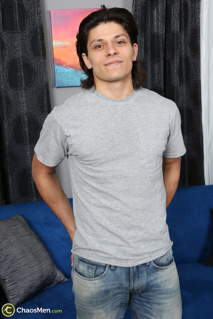 Pervertido Gay De Cabelo Comprido Michael Mostra Músculos E Grande Pau Duro Em Solo