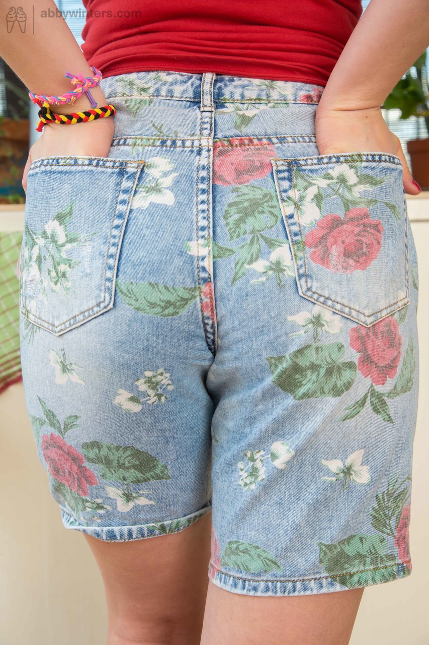 Teen Rondouillade Andreea Avec Attaches Enlève Son Short Pour Exposer Sa Toison Naturelle Et Se Doigter