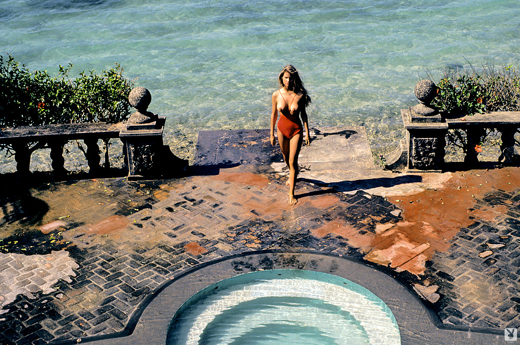 Vintage-Centerfold Terri Welles Zeigt Große Titten Und Behaarte Muschi Im Freien